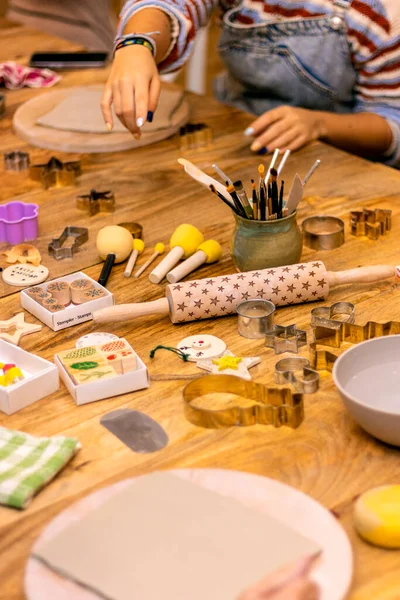 Руки Женщины Работают Керамикой Столе Инструментами — стоковое фото