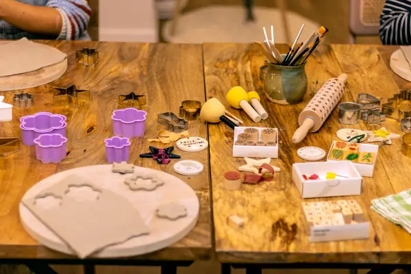 Стол Семинаров Инструментами Изготовления Керамических Рождественских Украшений — стоковое фото