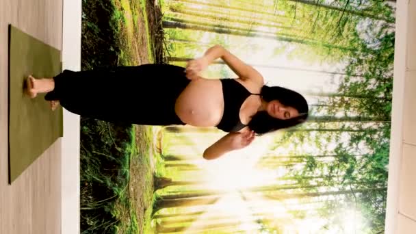 Doğum Öncesi Yoga Dikey Video Hamile Kadınlar Için Yoga Seansında — Stok video