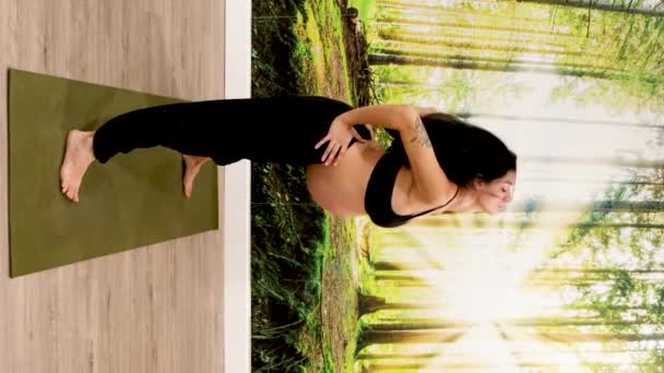 Yoga Prenatal Vídeo Vertical Profesora Yoga Embarazada Realiza Ejercicios Clase — Vídeo de stock