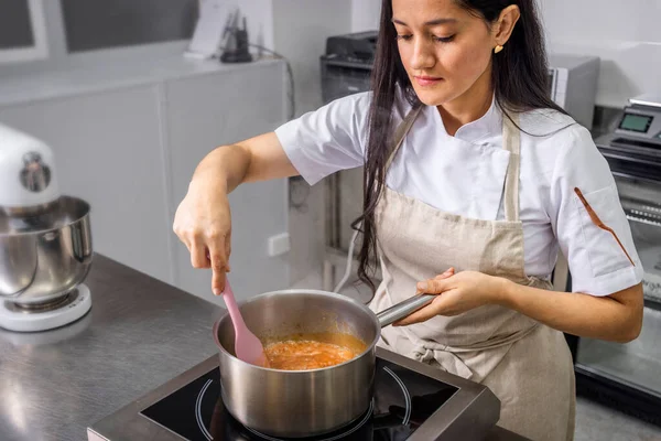 stock image Colombian pastry chef bakes liquid caramel for her cake