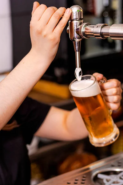 Close Mão Barman Torneira Cerveja Derramando Uma Cerveja Lager Calado — Fotografia de Stock