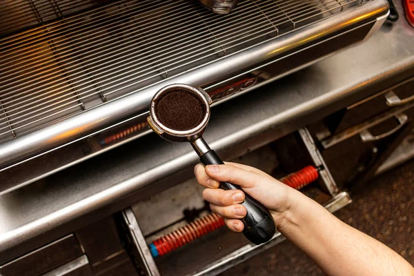 女服务员在机器里煮咖啡 — 图库照片