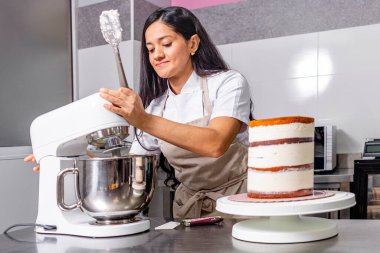 Kolombiyalı Pasta Şefi. Genç aşçı yemek işlemcisi kullanıyor..