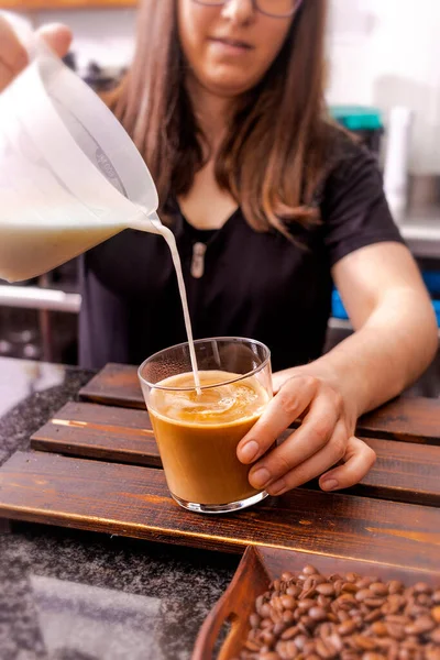 Fechar Mãos Mulher Derramando Leite Preparando Cappuccino Fresco Café Manhã — Fotografia de Stock