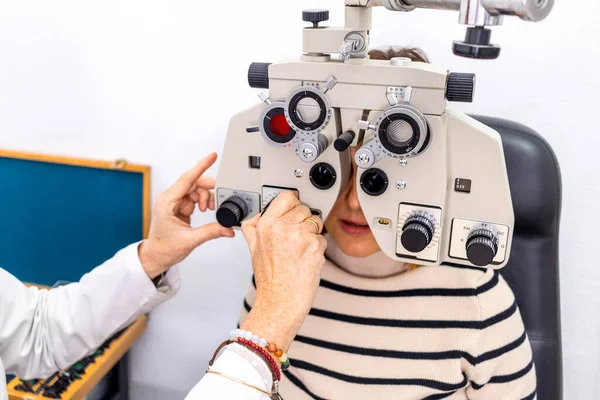 Concepto Optometría Bonita Mujer Joven Que Tiene Sus Ojos Examinados — Foto de Stock