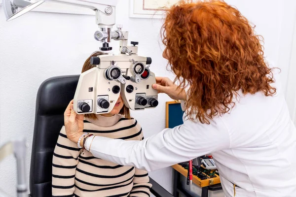 Οφθαλμίατρος Και Γυναίκα Στην Εξέταση Των Ματιών Φοροπτέρου — Φωτογραφία Αρχείου