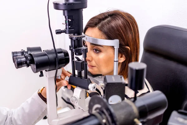 Optometrista Comprueba Vista Paciente Joven — Foto de Stock