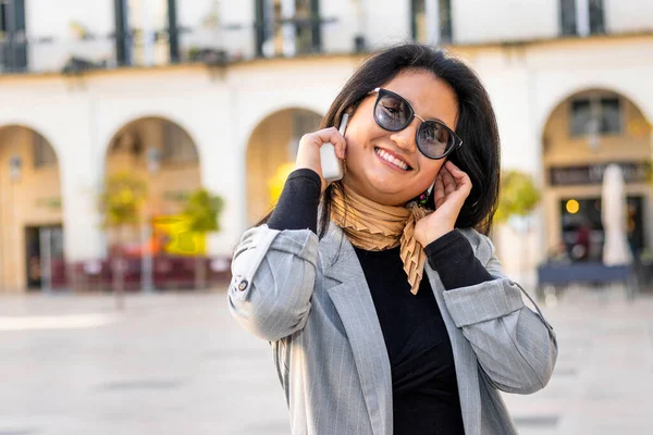Glimlachende Jonge Aziatische Zakenvrouw Kijken Naar Camera Luisteren Naar Muziek — Stockfoto