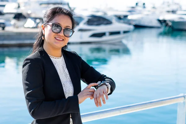 Mujer Negocios Asiática Con Barcos Lujo Fondo Apuntando Reloj — Foto de Stock