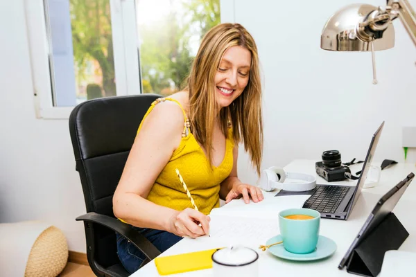 Uśmiechnięta Blondynka Pracująca Domu Analizuję Jej Biznes Koncepcja Kobiety Biznesu — Zdjęcie stockowe
