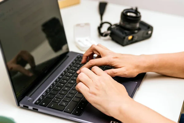 Fechar Mãos Uma Mulher Negócios Trabalhar Casa Escrevendo Laptop — Fotografia de Stock