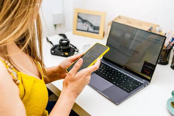 Zbliżenie Businesswoman Żółtej Koszuli Przy Użyciu Telefonu Pracy Domu — Zdjęcie stockowe