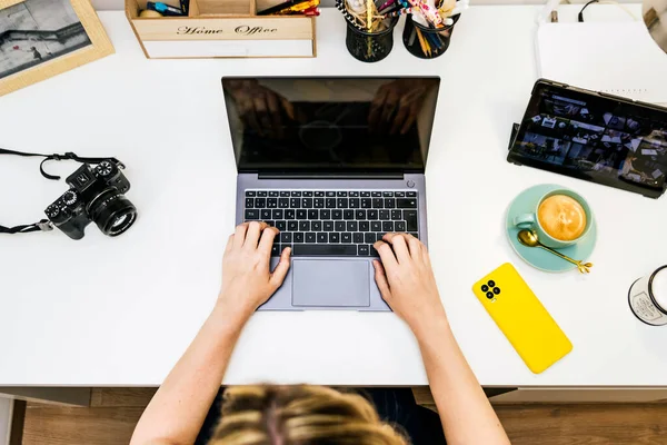 Blond Frau Using Laptop Büro — Stockfoto