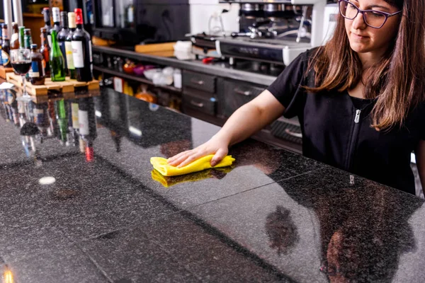 Serveerster Die Bar Schoonmaakt Met Een Gele Doek — Stockfoto