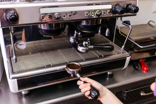 Mão Garçonete Usando Máquina Café Para Pequenos Almoços — Fotografia de Stock