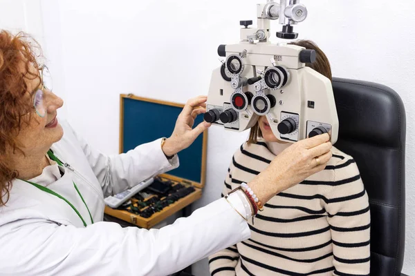 Examen Ocular Experto Optometrista Pelirrojo Evalúa Visión Paciente Joven Con — Foto de Stock