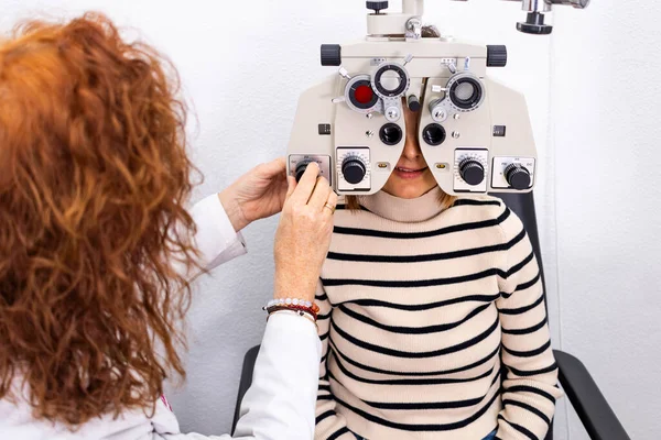 Examen Oftalmológico Profesional Redhead Optometrist Testing Visión Paciente Joven — Foto de Stock