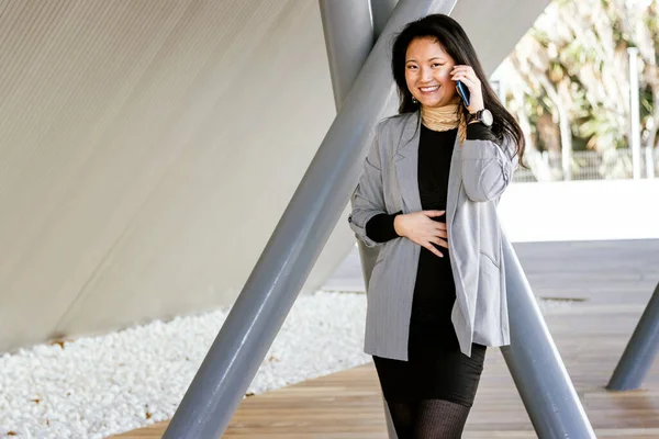 Una Joven Sonriente Empresaria Asiática Vestida Traje Hablando Por Teléfono — Foto de Stock