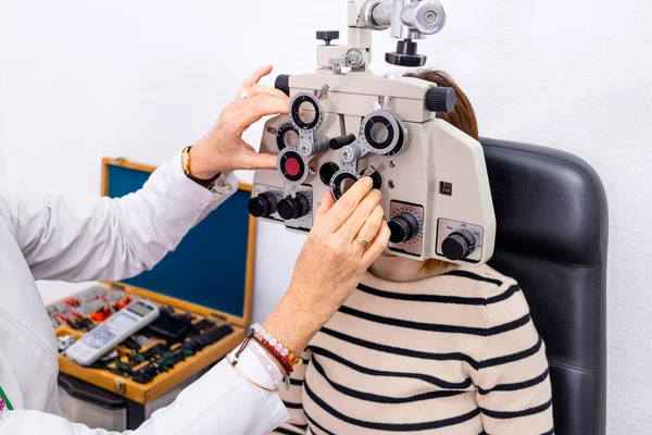 Óptico Optometrista Ojo Médico Usando Phoropter — Foto de Stock