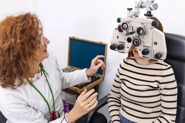 Óptico Optometrista Ojo Médico Paciente Consultorio Del Oftalmólogo — Foto de Stock