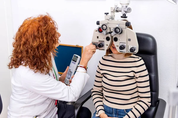 Οπτικός Και Οπτομέτρης Οφθαλμίατρος Βοηθά Τον Ασθενή — Φωτογραφία Αρχείου