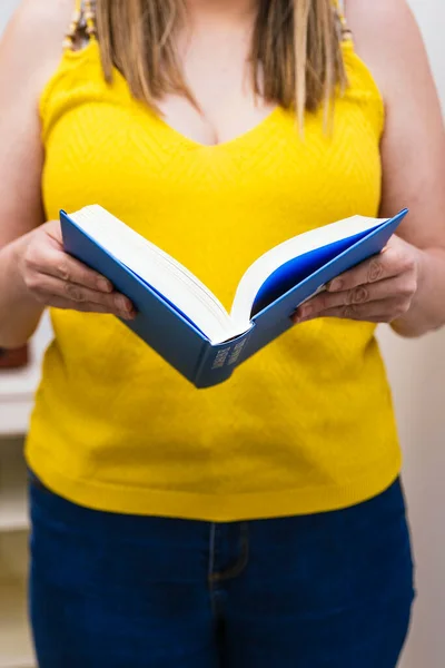 Primer Plano Las Manos Una Mujer Vestida Amarillo Abriendo Libro — Foto de Stock