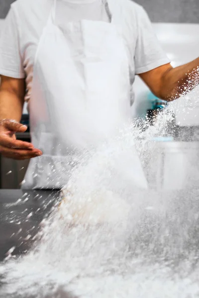 Mistře Bakere Pekař Vylije Mouku Stůl Aby Upekl Chleba — Stock fotografie
