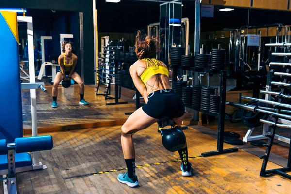 Stark Kvinna Gymmet Mäktiga Motiverare Mid Aged Trainer Igniting Gym — Stockfoto