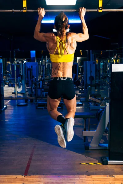 Starke Frau Fitnessstudio Power Trainer Frau Mittleren Alters Bahnbrechend Für — Stockfoto