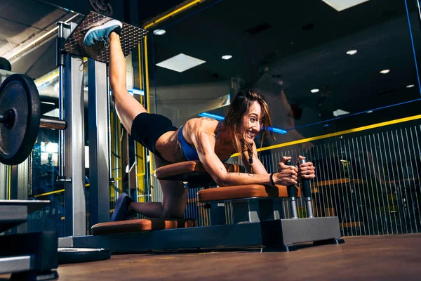 Mujer Fuerte Gimnasio Músculos Poderosos Entrenador Mediana Edad Que Inspira —  Fotos de Stock