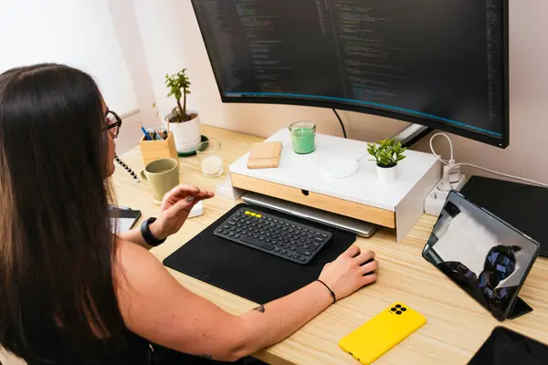 Programistka Komputerowa Wirtualna Produktywność Wykwalifikowana Kobieta Programistka Obejmująca Zdalną Pracę — Zdjęcie stockowe