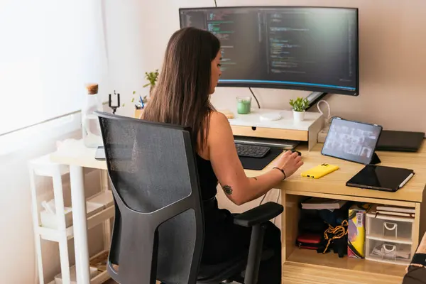 Computer Programmeur Vrouw Coding Home Vindingrijke Vrouwelijke Programmeur Die Telecommute — Stockfoto