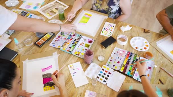 Akvarellverkstad Artful Aqua Pigment Kvinnor Visar Upp Akvarell Färdigheter — Stockvideo