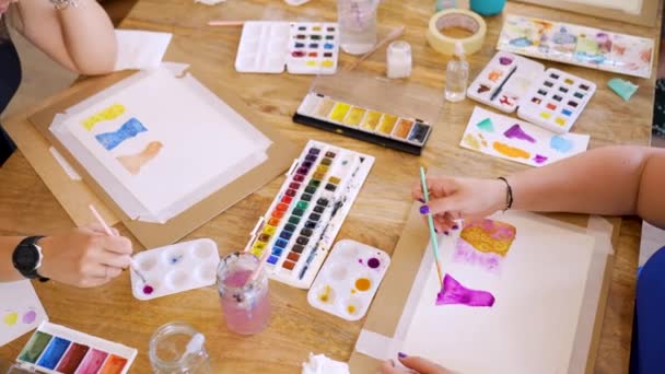Akvarellverkstad Fluid Art Exploration Kvinnor Upptagna Akvarell Workshop — Stockvideo