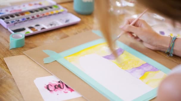 水彩画ワークショップ 革新的な水彩方法 創造性を受け入れる女性 — ストック動画