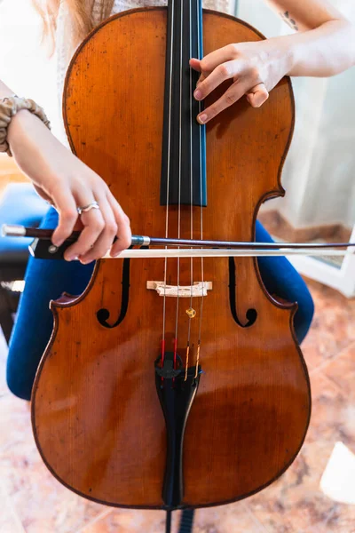 Dedicato Cellista Perfezionare Sue Abilità Vecchio Violoncello — Foto Stock