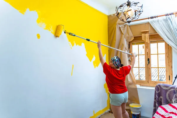 Yellow Wall Refresh Woman Her 40S Adding Color — Stock Photo, Image