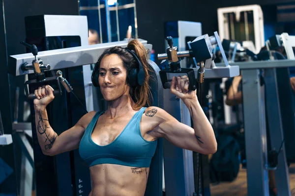 Svalová Motivace Žena Inspirující Fitness Tělocvičně — Stock fotografie