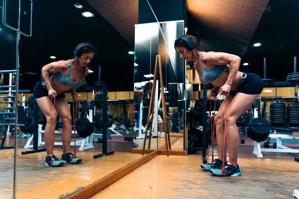 フィット ストロング ジムでの中年女性トレーニング — ストック写真