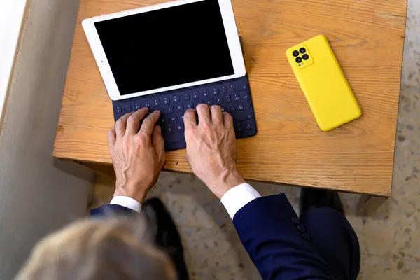 Mobile Entrepreneur Geschäftsmann Mittleren Alters Arbeitet Ferngesteuert Mit Tablet — Stockfoto