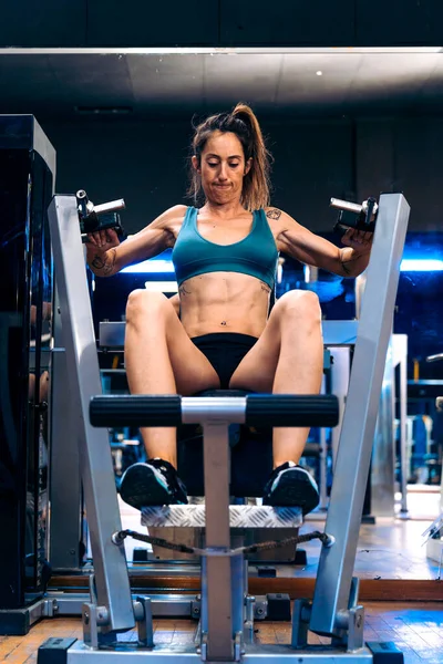 Workout Powerhouse Entrenadora Femenina Mediana Edad Que Demuestra Fuerza —  Fotos de Stock