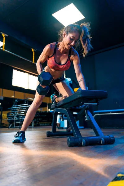 Fitness Powerhouse Mujer Mediana Edad Balanceando Rutina Gimnasia —  Fotos de Stock