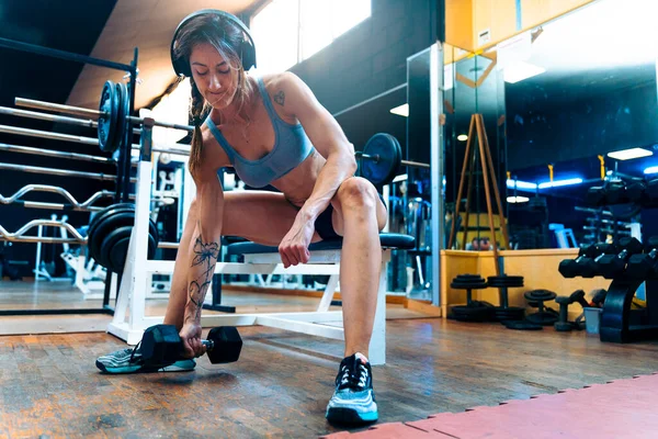 Fitness Guru Medelålders Kvinnlig Tränare Som Tränar Gym — Stockfoto