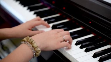 Klasik Piyano Ustası: Genç İfade Eden Parmak uçlarına sahip Virtüöz