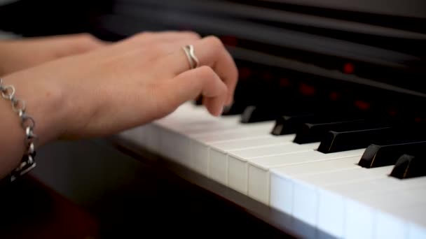 Sinfonía Los Dedos Pianista Con Elegantes Manos Cuidadas Tocando — Vídeo de stock