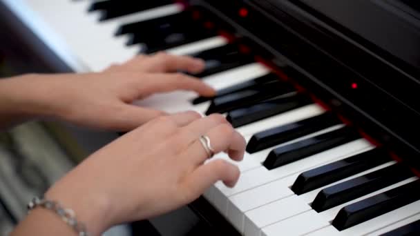 Brilho Musical Close Das Mãos Hábeis Jovem Pianista — Vídeo de Stock