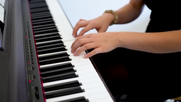 ピアノ リサイタルを魅了 才能あるピアニストによる表現的なパフォーマンス — ストック動画