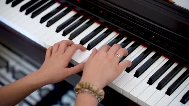 Serenata Piano Bonita Jovem Músico Criando Melodias Harmoniosas — Vídeo de Stock