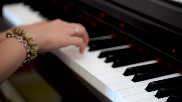 クラシックピアノソナタ 才能ある若手ピアニストがアーティストを紹介 — ストック動画